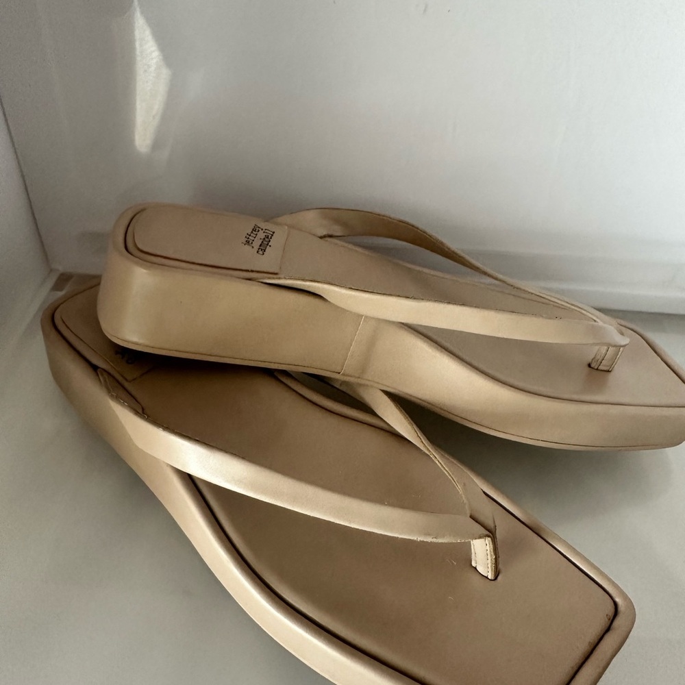 Jeffrey Campbell Square Toe Platform Flip Flop Tong Sandals Sz 8.5 TAN